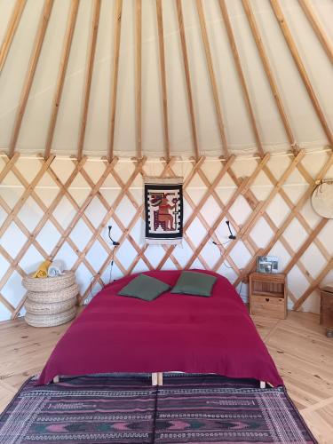 a bedroom with a bed in a yurt at Yourte à la ferme des Bréguières in Esparron