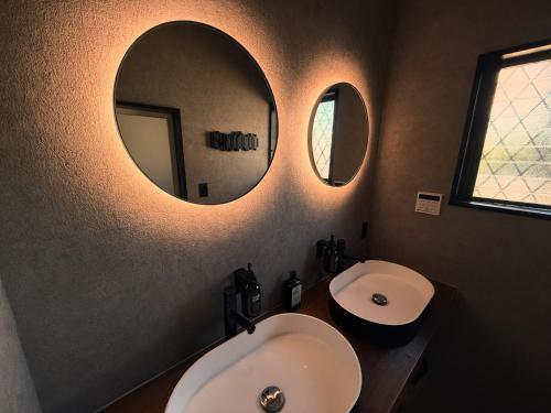 a bathroom with a sink and a mirror at 興津ビーチサイドヴィラ 勝浦 - Okitsu Beachside Villa - Katsuura in Katsuura