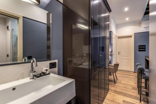 un bagno con lavandino e specchio di Telier Ripetta a Roma