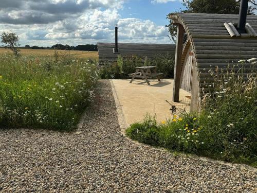 Taman di luar Scandi Glamping Pod - Presence
