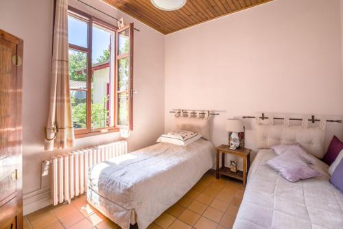 une chambre avec deux lits et une fenêtre dans l'établissement Villa Joli Bois, à Foussolles