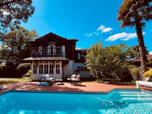 une maison avec une piscine devant une maison dans l'établissement Villa Joli Bois, à Foussolles