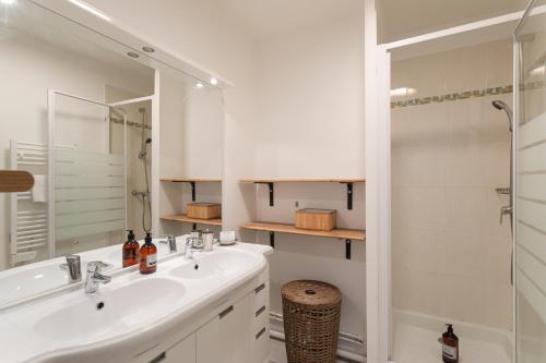 a white bathroom with a sink and a shower at La Pointe aux Chèvres - 10min à Pied de la Plage in Frehel