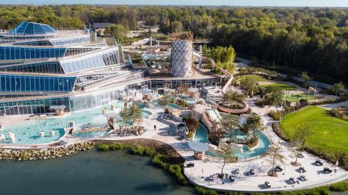 an aerial view of the water park at the disneyland resort at Au Fil de la Marne à 15mn Disney et 25mn Paris in Lagny