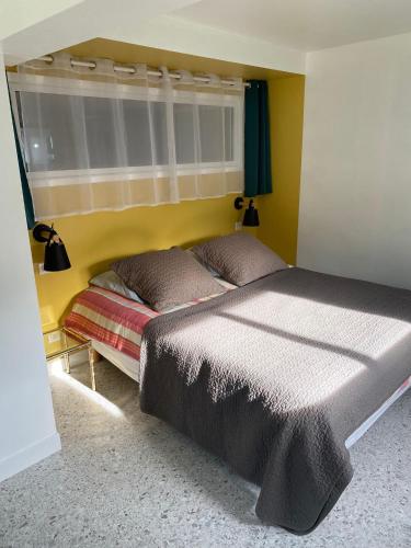 une chambre avec deux lits dans une pièce dans l'établissement T3 rez de jardin, à Pornichet