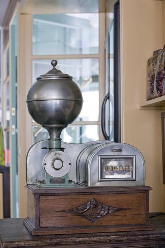 a scale on a table with a clock on it at Mercearia da Vila in Ponte de Lima