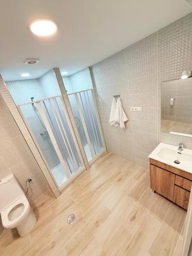 a bathroom with a toilet and a sink at Hostel VAM Torrejón in Torrejón de Ardoz