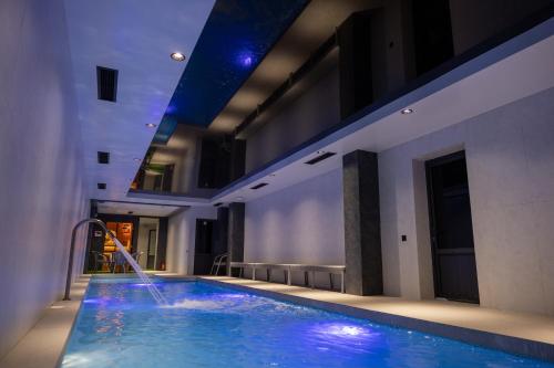 Bazén v ubytování Lavanda hotel Free Airport Service nebo v jeho okolí