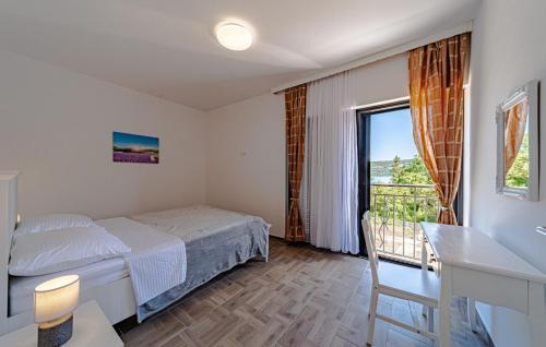 ein Schlafzimmer mit einem Bett, einem Fenster und einem Schreibtisch in der Unterkunft Villa Angela by Villas Guide in Duba Stonska