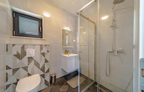 ein Badezimmer mit Dusche, Toilette und Waschbecken in der Unterkunft Villa Angela by Villas Guide in Duba Stonska