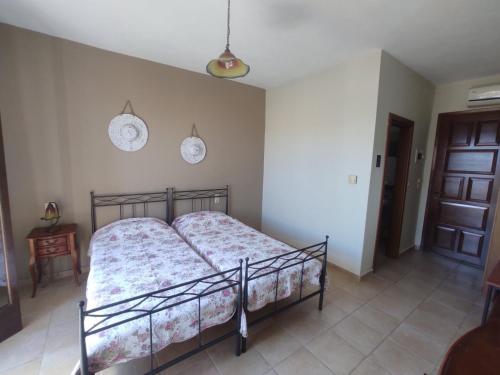 Una cama o camas en una habitación de Trikeri Mylos