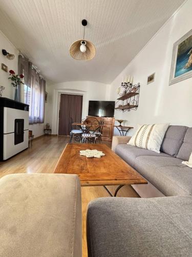 un salon avec un canapé et une table basse dans l'établissement Maison, à La Celle-sous-Gouzon