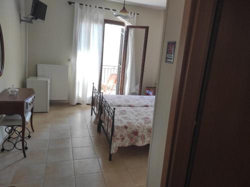Una cama o camas en una habitación de Trikeri Mylos
