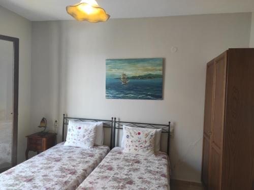 Una cama o camas en una habitación de Trikeri Mylos