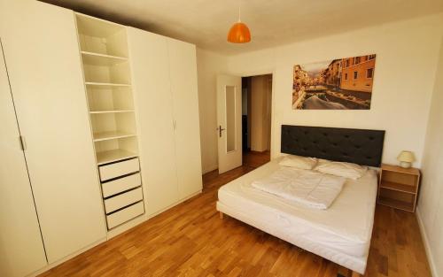 - une chambre avec un lit et un placard dans l'établissement Grand 3 pièces lumineux à 5 mn à pieds de la vieille ville, à Annecy