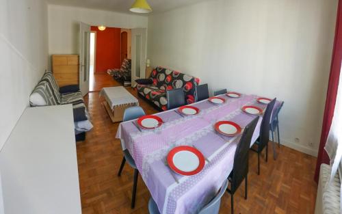 d'un salon avec une table recouverte de plaques rouges dans l'établissement Grand 3 pièces lumineux à 5 mn à pieds de la vieille ville, à Annecy