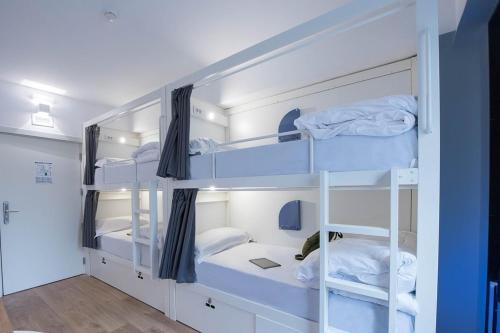 Postel nebo postele na pokoji v ubytování room00 Lisboa Hostel