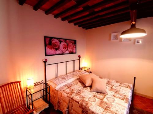 a bedroom with a bed in a room at La Casa dell'Affinatore in Gombitelli