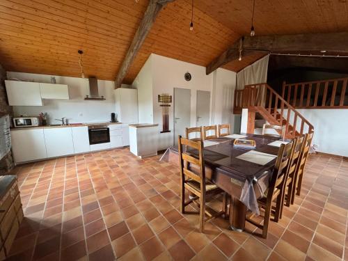 une cuisine et une salle à manger avec une table et des chaises dans l'établissement Les Gites de Costerousse - Ardèche, à Nozières