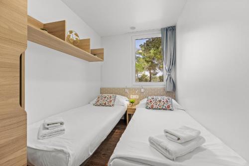 Postel nebo postele na pokoji v ubytování Amadria Park Camping Sibenik Mobile Homes