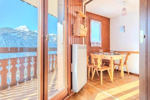 une salle à manger avec une table et un balcon dans l'établissement Alpage AGA4 VIEW & MOUNTAIN 4 Pers, à Châtel