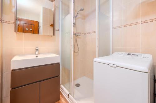 une petite salle de bain avec un lavabo et une douche dans l'établissement Alpage AGA4 VIEW & MOUNTAIN 4 Pers, à Châtel
