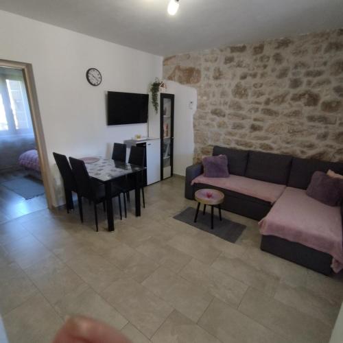 Televisyen dan/atau pusat hiburan di Apartmani Memić 100 m do plaže, APARTMENTS MEMIĆ ONLY 100M FROM BEACH