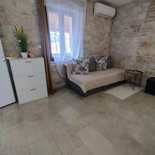 Katil atau katil-katil dalam bilik di Apartmani Memić 100 m do plaže, APARTMENTS MEMIĆ ONLY 100M FROM BEACH