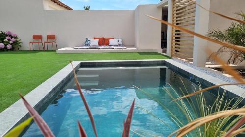 une piscine dans l'arrière-cour d'une maison dans l'établissement Les Terrasses de l'Etoile, à Marseille