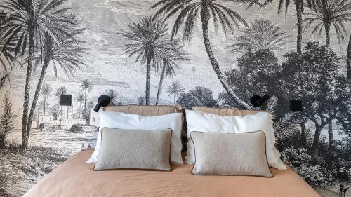 - une chambre avec un lit recouvert de papier peint de palmiers dans l'établissement LE GOLD annecy centre 3 CHAMBRES 100m LAC parking, à Annecy