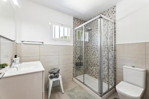 Un baño con ducha, inodoro y lavabo. en Casahost El Cable Seaview Beach house, en Arrecife