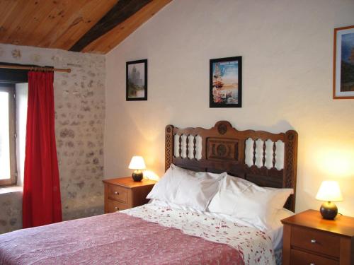 une chambre avec un grand lit et deux tables de nuit dans l'établissement Limerac Child Friendly Farmhouse, à Salles-Lavalette
