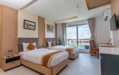 Giường trong phòng chung tại Lumbini Green Resort, Chandrauta