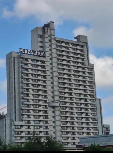 グルガオンにあるSeven-stays at 10thの上に看板がある大きな建物