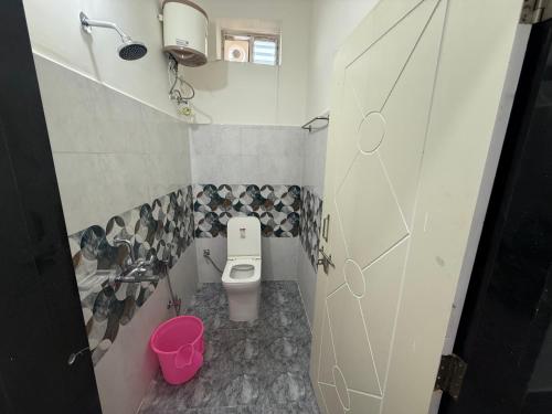 un piccolo bagno con un water e un lavandino di COCO NET Hotel a Ibrāhīmpatan