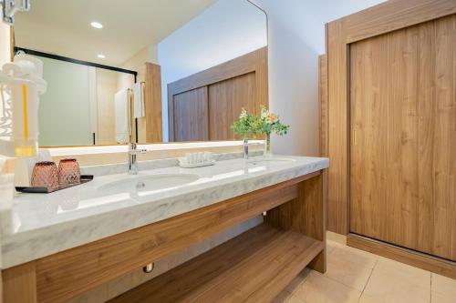 a bathroom with a sink and a large mirror at Impressive Playa Granada Golf in Motril
