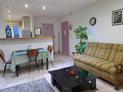 un salon avec un canapé et une table dans l'établissement Green room, à Mulhouse