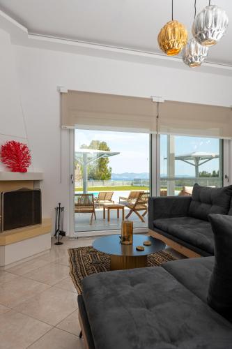 a living room with a couch and a table at Villa Miniera in Linopótis