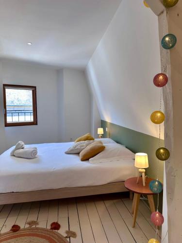 une chambre avec un grand lit et deux lampes dans l'établissement Casa Majour - Duplex coeur de ville - T2 - Climatisé, à Brive-la-Gaillarde