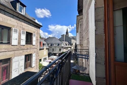 un balcon avec vue sur une ville dans l'établissement Casa Majour - Duplex coeur de ville - T2 - Climatisé, à Brive-la-Gaillarde