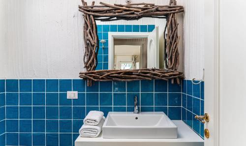 ein Badezimmer mit Waschbecken und Spiegel in der Unterkunft Casa 2 in Castiadas