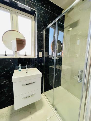 Bilik mandi di Paragraph Palmers Green - Tottenham Stadium