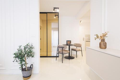 a hallway with a table and chairs in a room at Apartments Maritea in Vodice