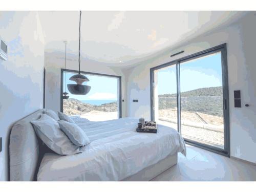 une chambre avec un lit et une grande fenêtre dans l'établissement Villa de Vacances au Cœur de la Nature, à Cavalaire-sur-Mer