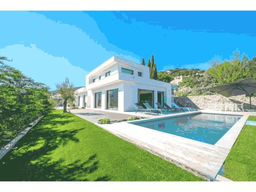 une grande maison blanche avec piscine dans l'établissement Villa de Vacances au Cœur de la Nature, à Cavalaire-sur-Mer