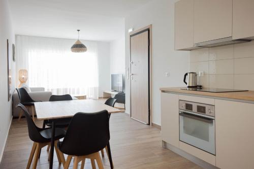 a kitchen and dining room with a table and chairs at Amar V in Lechaio