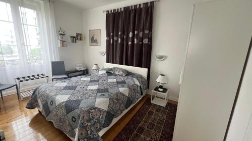 une chambre avec un lit avec une couette dessus dans l'établissement Résidence Chez Tante Germaine, à Strasbourg