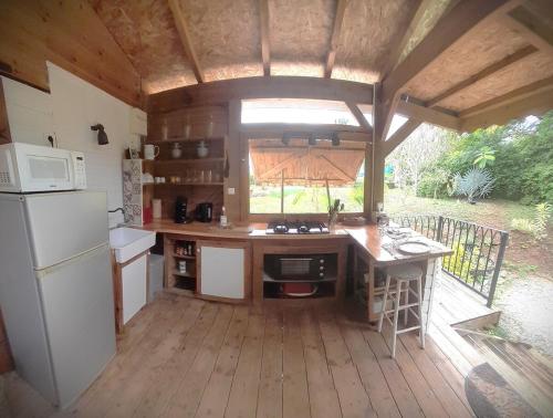 Kuchyň nebo kuchyňský kout v ubytování -Ecolodge Laïloas-