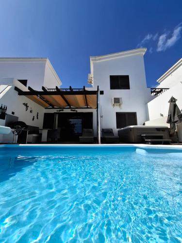 Casa Pedro - Duplex with Jacuzzi, Pool, AC and Sea Views