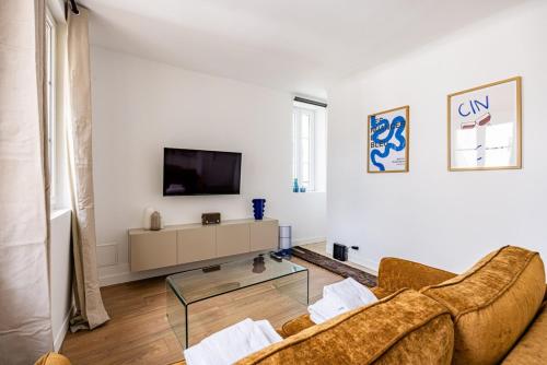 un salon avec un canapé et une télévision dans l'établissement 3#Apartment 4 people#1BR#Mouffetard#Sorbonne, à Paris